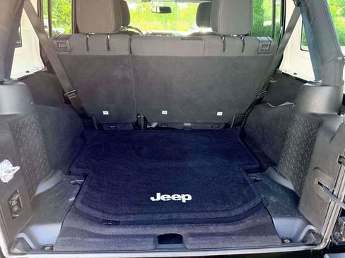 Used 2016 Jeep Wrangler Unlimited Sahara AWD/4WD image 11