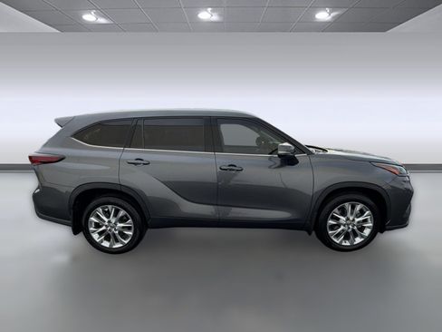 Certified 2024 Toyota Highlander Limited FWD image 8