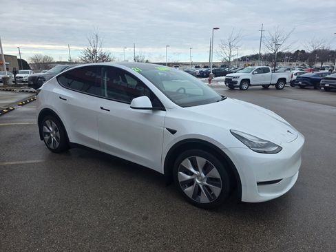 Used 2021 Tesla Model Y Long Range image 3