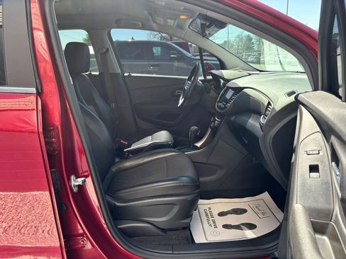 Used 2020 Chevrolet Trax LT w/ LT Convenience Package AWD/4WD image 16