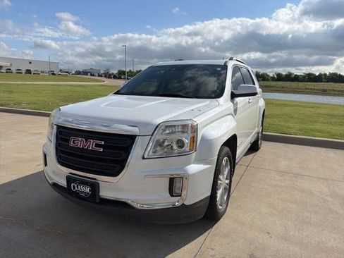 Used 2017 GMC Terrain SLE w/ Technology Package FWD image 2