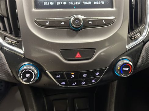 Used 2018 Chevrolet Cruze LT FWD image 10