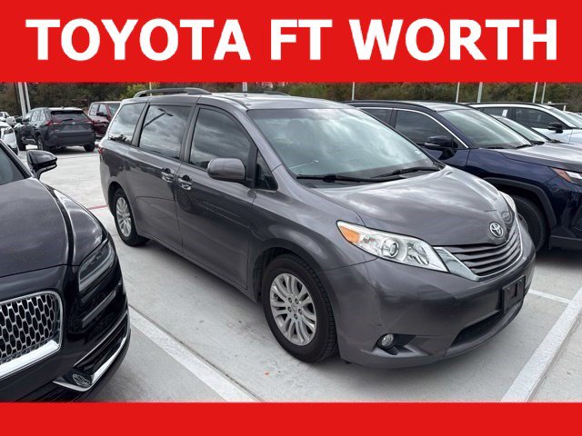 Used 2017 Toyota Sienna XLE Premium FWD image 1