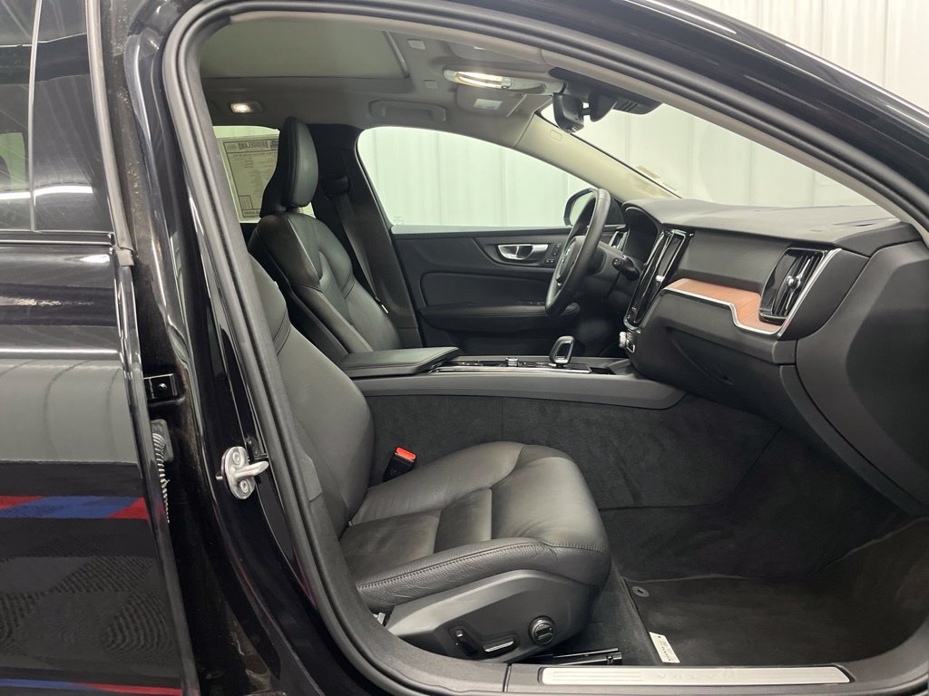 Used 2025 Volvo V60 B5 Cross Country Plus AWD/4WD image 9
