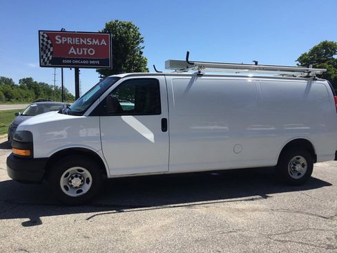 Used 2019 Chevrolet Express 3500 Extended w/ Driver Convenience Package RWD image 12