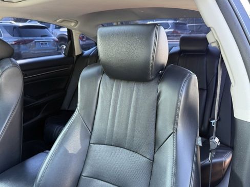 Used 2018 Honda Accord Touring image 3
