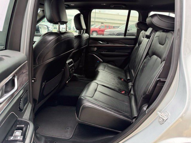 Used 2023 Jeep Grand Cherokee Overland AWD/4WD image 11