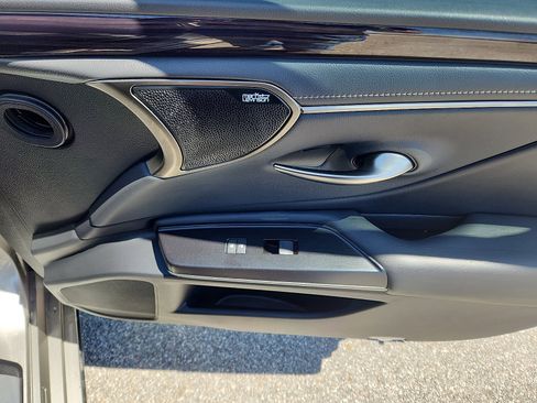 Used 2019 Lexus ES 300h Ultra Luxury w/ Accessory Package 2 FWD image 35