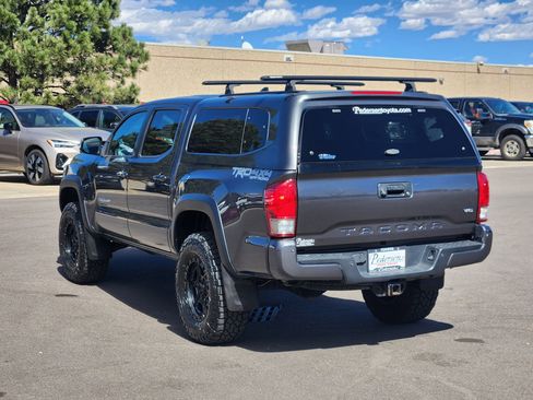 Used 2017 Toyota Tacoma TRD Off-Road w/ Premium & Technology Package image 3