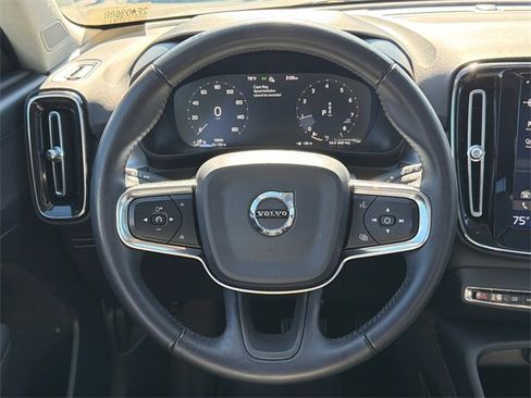 Used 2021 Volvo XC40 T4 Momentum image 24