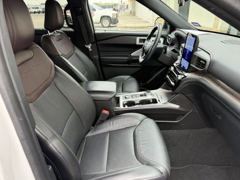 Used 2024 Ford Explorer Platinum w/ Technology Package image 19