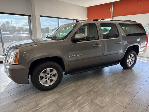 Used 2007 GMC Yukon XL SLT w/ SLT Preferred Equipment Group AWD/4WD image 4