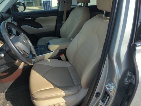 Used 2020 Toyota Highlander XLE FWD image 12