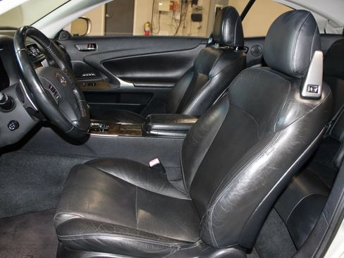 Used 2010 Lexus IS 350C w/ Luxury Pkg RWD image 22