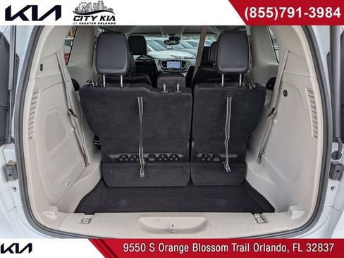 Used 2022 Chrysler Pacifica Touring-L w/ Uconnect Theater Family Group FWD image 14