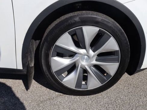 Used 2021 Tesla Model Y Long Range image 13