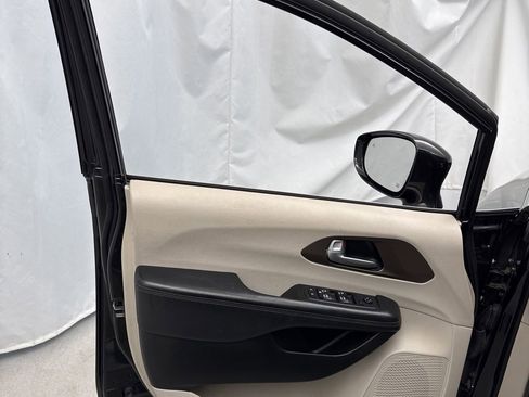 Used 2017 Chrysler Pacifica Touring-L Plus w/ Tire & Wheel Group image 12