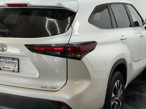 Used 2025 Toyota Highlander XLE AWD/4WD image 11