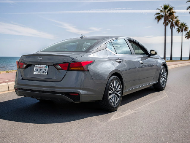 Used 2024 Nissan Altima 2.5 SV FWD image 5
