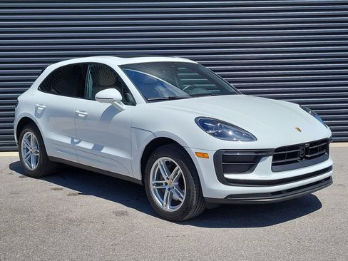 Certified 2025 Porsche Macan AWD/4WD image 9
