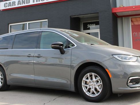 Used 2025 Chrysler Pacifica Select FWD image 11