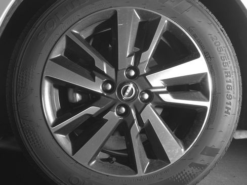 Used 2025 Nissan Versa SV image 12