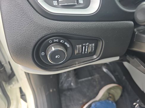 Used 2018 Jeep Renegade Latitude w/ Popular Equipment Group FWD image 22