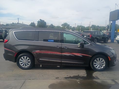 Used 2017 Chrysler Pacifica Touring-L FWD image 22