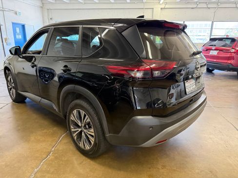 Used 2023 Nissan Rogue SV FWD image 3