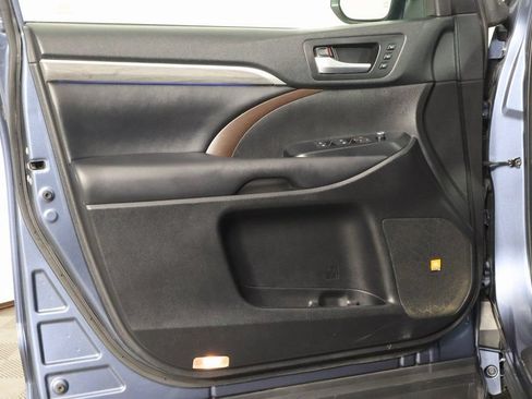 Used 2019 Toyota Highlander Limited w/ Carpet Mat Package (TMS) AWD/4WD image 13