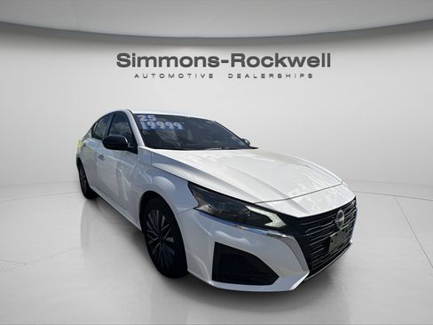Used 2025 Nissan Altima 2.5 SV FWD image 12