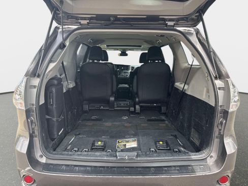 Used 2019 Toyota Sienna SE FWD image 7