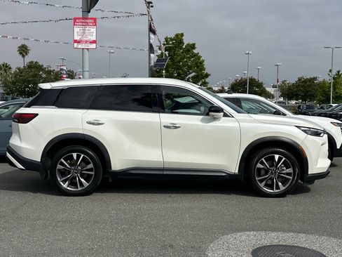 Used 2023 INFINITI QX60 Luxe w/ Cargo Package FWD image 3
