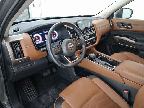 Used 2024 Nissan Pathfinder Platinum image 29