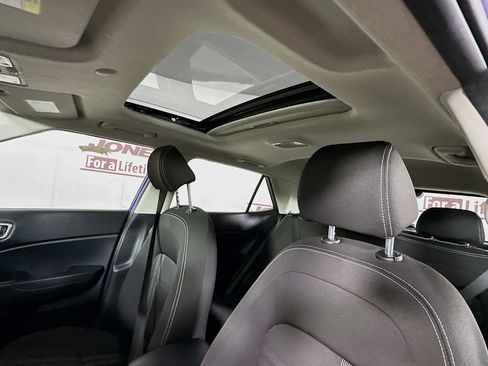 Certified 2023 Hyundai Venue SEL FWD image 11