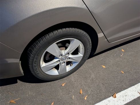 Used 2013 Hyundai Elantra GLS image 7