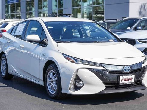 Used 2018 Toyota Prius Prime Advanced FWD image 3