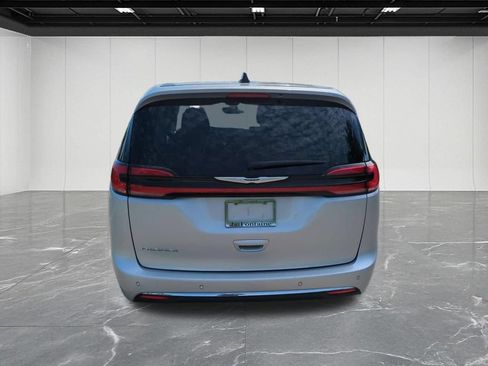 Used 2024 Chrysler Pacifica Touring-L FWD image 4