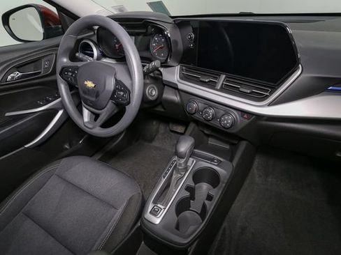 Used 2025 Chevrolet Trax LS w/ LS Convenience Package FWD image 16