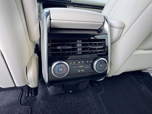 Used 2025 Land Rover Range Rover Long Wheelbase SE image 11