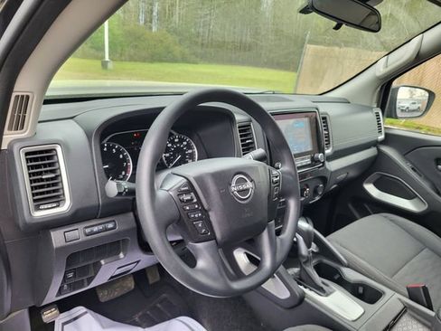 Used 2024 Nissan Frontier SV image 9