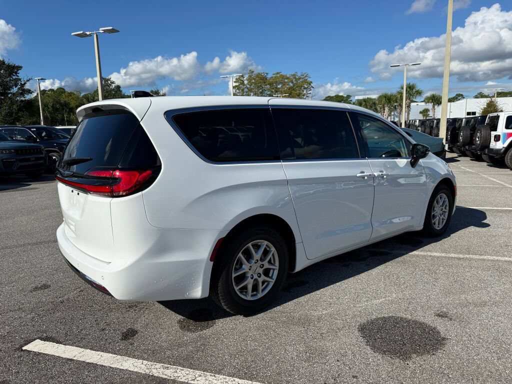 Used 2024 Chrysler Pacifica Touring-L FWD image 3