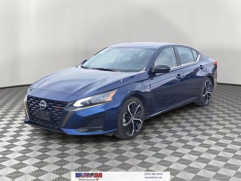 Used 2023 Nissan Altima 2.5 SR image 2