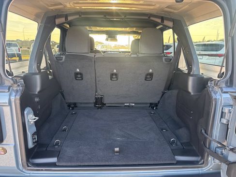 Used 2025 Jeep Wrangler Unlimited Rubicon AWD/4WD image 6