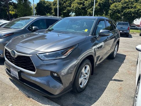 Used 2021 Toyota Highlander LE AWD/4WD image 1