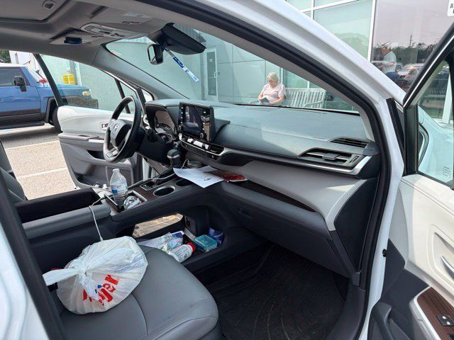 Used 2023 Toyota Sienna XLE AWD/4WD image 13