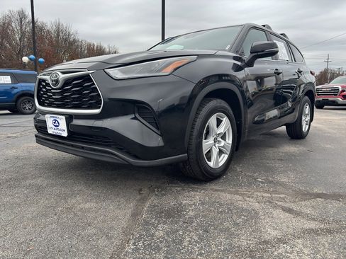 Used 2023 Toyota Highlander L image 4