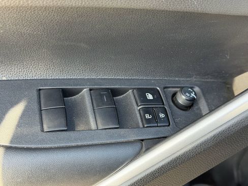 Used 2025 Toyota Corolla Cross XLE w/ Convenience Package image 12