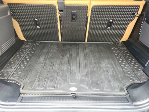 Used 2024 Land Rover Defender 110 SE image 15