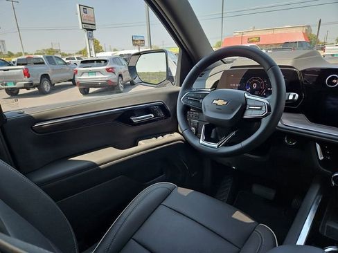 New 2025 Chevrolet Suburban Premier image 7